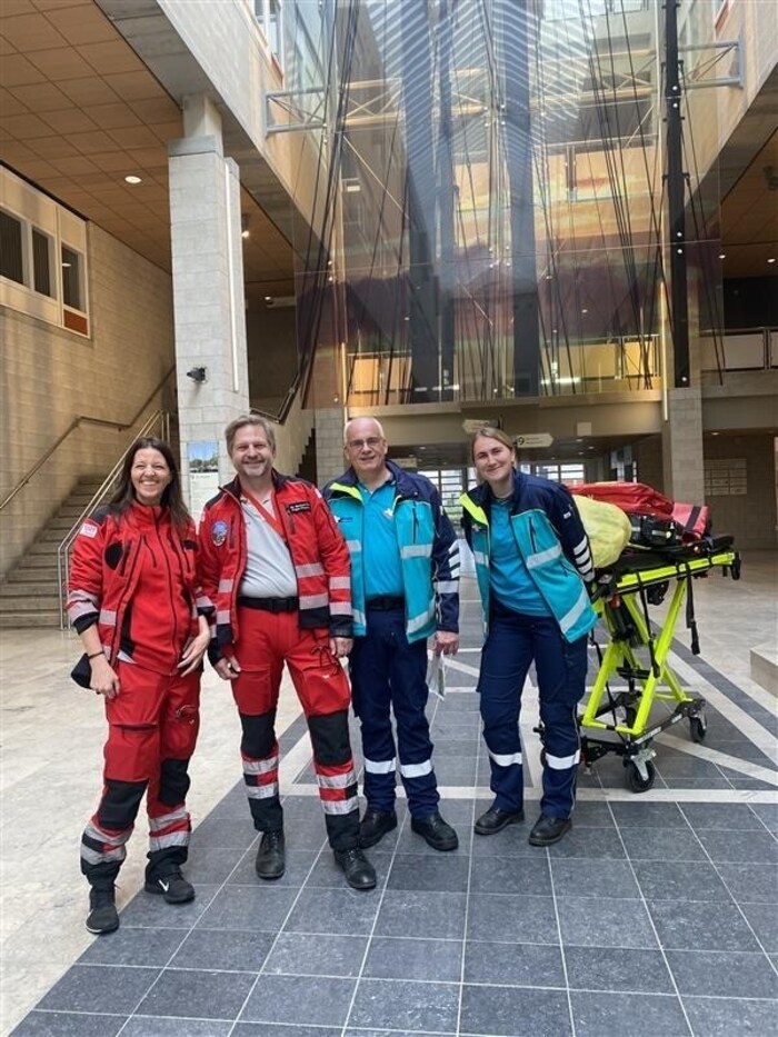 Dr. Nina Becker (links) bei einem Überstellungsflug aus einem Krankenhaus in Rotterdam