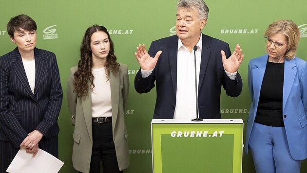 The party leadership makes the wall for Lena Schilling. Also Sigi Maurer (far left). The club leader came into focus due to new reports. (Bild: APA/Tobias Steinmaurer)