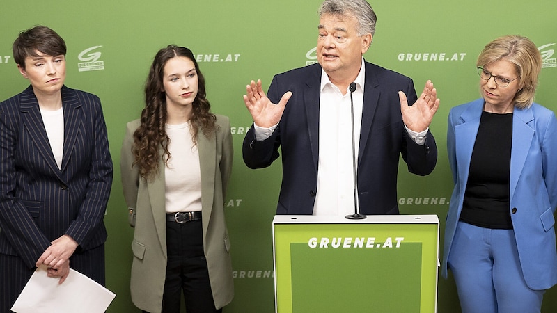 Die Parteispitze macht Lena Schilling die Mauer. Auch Sigi Maurer (ganz links). Die Klubchefin geriet durch neue Berichte in den Fokus. (Bild: APA/Tobias Steinmaurer)