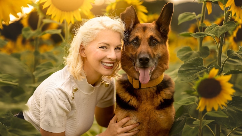 Kerstin Fuhl mit ihrem „Zeus“ – der Schäfer hatte große gesundheitliche Probleme, die auch dank der richtigen Ernährung verbessert werden konnten. (Bild: Sandra Schmid)