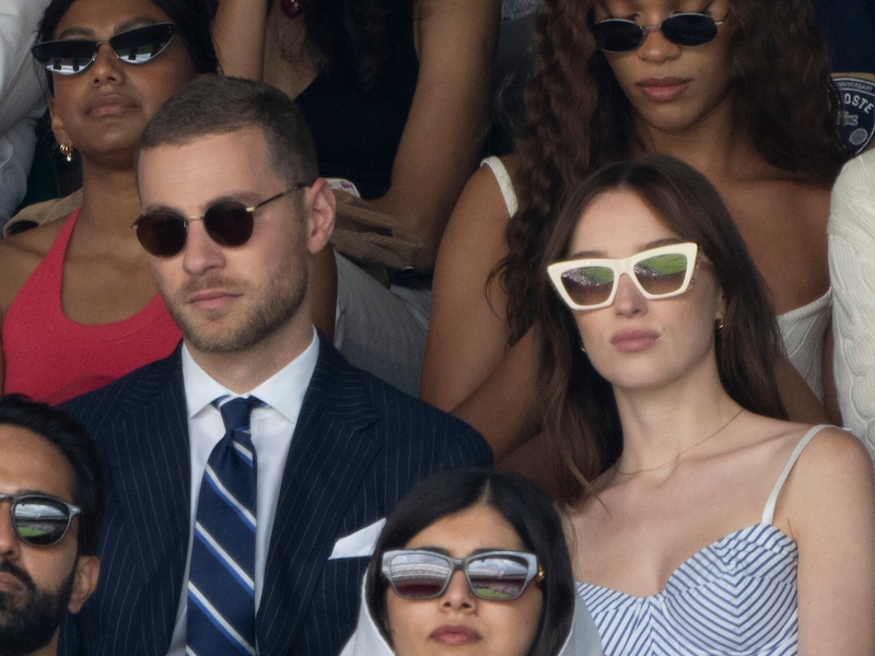 Cameron Fuller and Phoebe Dynevor watch a match at Wimbledon in July 2023. (Bild: picturedesk.com/Giles Anderson / Camera Press)