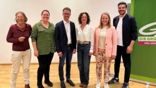 Die Doppelspitze Eva Hammerer und Daniel Zadra mit den Kandidat:innen aus dem Bezirk Dornbirn.