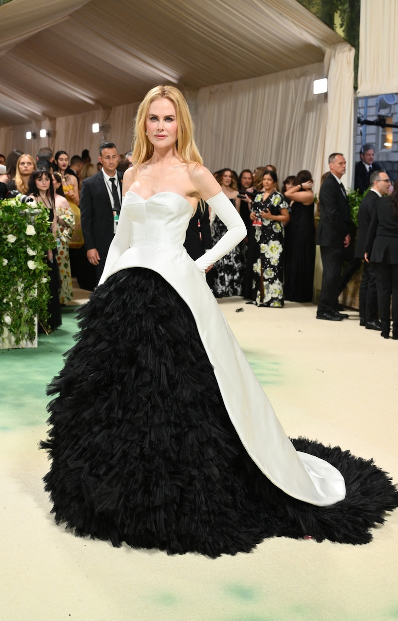 Kidman begeisterte in einem Traum-Kleid mit schwarzen Rüschen. (Bild: AFP/APA/Angela Weiss)