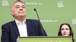 In schweren Turbulenzen: Grünen-Chef Werner Kogler und seine junge EU-Spitzenkandidatin Lena Schilling (Bild: APA/Tobias Steinmaurer)