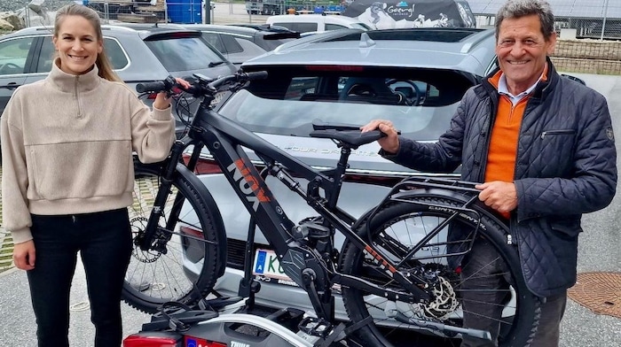 Karoline Kopka (NOX-Bikes) hands over the "service bike" to Franz Posch.