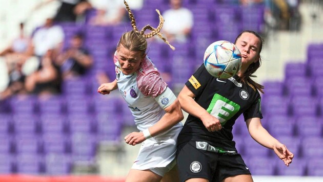 Austrias Verena Volkmer (left) is challenged in the cup final. (Bild: GEPA pictures)