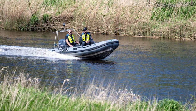 The River Oste was already searched by emergency services at the end of April - following a tip-off, another "incident-related search" was carried out. (Bild: APA/dpa/Sina Schuldt)