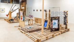 Blick auf die Ausstellung „Surfer“