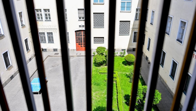 A view of the inner courtyard and table tennis table from the prison in Linz. (Bild: © Harald Dostal / 2024)