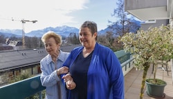 Ein Anstellungsmodell für pflegende Angehörige forderte bereits Claudia Hemetsberger (re.) in der „Krone“ – von der Salzburger Landesregierung kam dazu allerdings eine Absage. (Bild: Tschepp Markus)