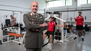 Das Ausweichquartier für die Heeressportler wurde herausgeputzt: Brigadier Kraft in der ...