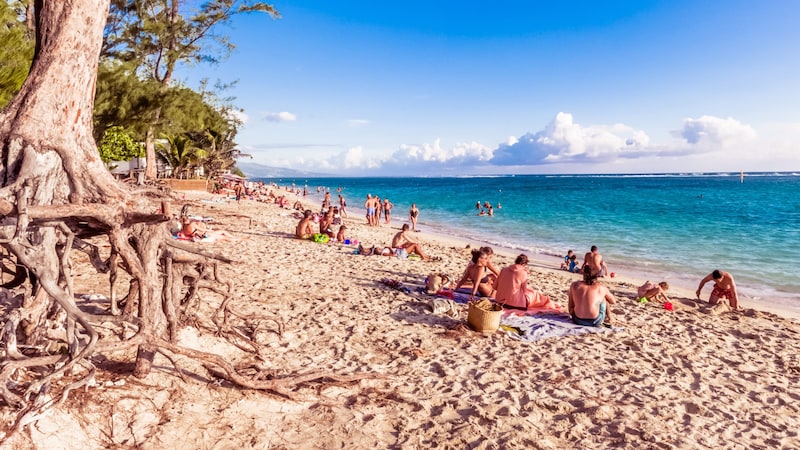 Strandurlaub ist nicht der Hauptgrund, warum man nach Réunion reist, aber baden ist etwa an der Westküste durch ein vorgelagertes Riff möglich. (Bild: stock.adobe.com/Unclesam)