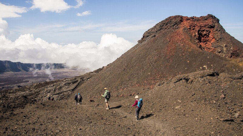 Lava überall – Wanderung auf dem Vulkan ... (Bild: Xavier Allard)