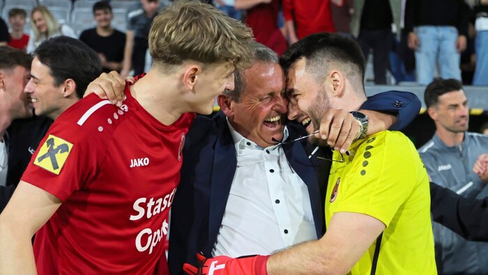 So freute sich Reichenau-Zampano Adi Stastny mit Alex März und Goalie Steiner über den Einzug ...