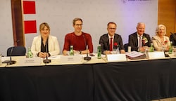 Die neue Stadtregierung: Anna Schiester, Kay-Michael Dankl, Bernhard Auinger, Florian Kreibich, Andrea Brandner (v.l.) (Bild: Tschepp Markus)
