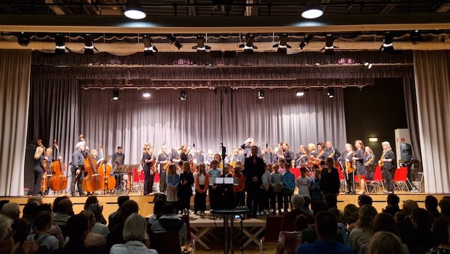 Fast 70 Musiker, inklusive Kinderchor, führten das vierteilige Auftragswerk in Rohrbach auf (Bild: Constantin Handl)