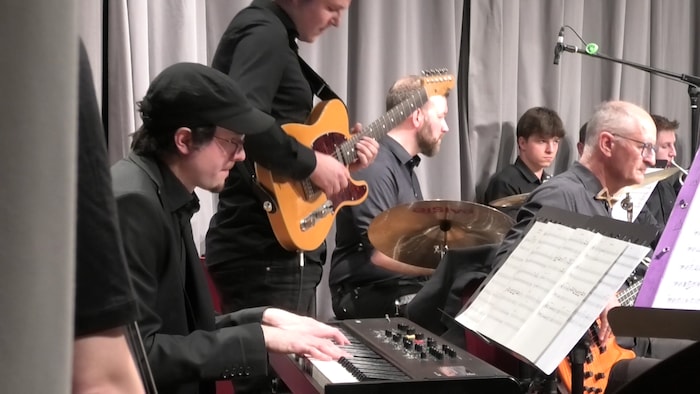 Jazz pianist and piano teacher Hubert Gredler delivered a brilliant solo on the electric piano
