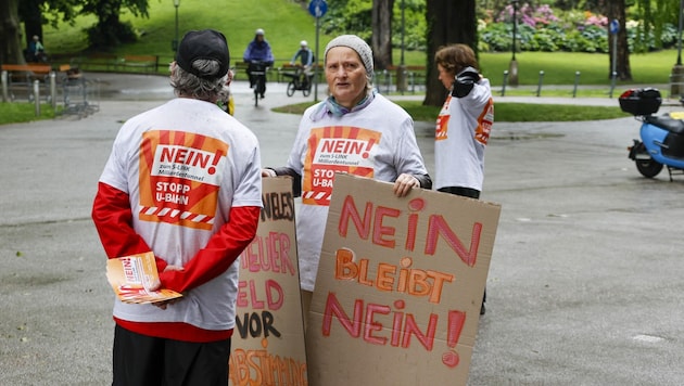 Drei Bürger demonstrierten gegen den S-Link. (Bild: Tschepp Markus)