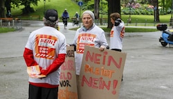 Drei Bürger demonstrierten gegen den S-Link. (Bild: Tschepp Markus)