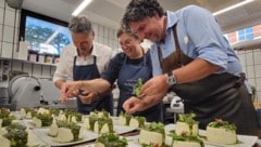 Die Qualität der hervorragenden Küche am Arlberg ist auch der umliegenden Natur geschuldet – Martin Prodinger, Manu und Thorsten Probost bei den Vorbereitungen für den Dorftisch. (Bild: ServusTV / Joanna Michna)