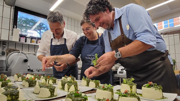 Die Qualität der hervorragenden Küche am Arlberg ist auch der umliegenden Natur geschuldet – Martin Prodinger, Manu und Thorsten Probost bei den Vorbereitungen für den Dorftisch. (Bild: ServusTV / Joanna Michna)