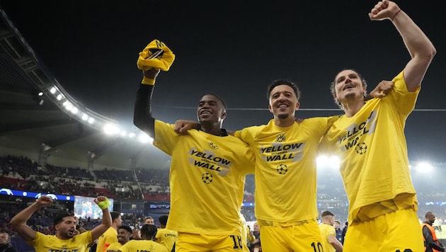 Marcel Sabitzer (rechts) feiert mit seinen Teamkollegen Youssoufa Moukoko und Jadon Sancho. (Bild: Action Press)