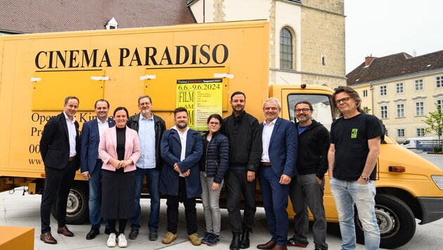 This year's Tangente festival from June 6 to 9 will see a major revival - with world premieres. Cinema Paradiso Managing Director Alexander Syllaba (right) and Alexander Millecker (center) at the festival presentation on Domplatz. (Bild: Katie-Aileen (Kaylie) Dempsey)