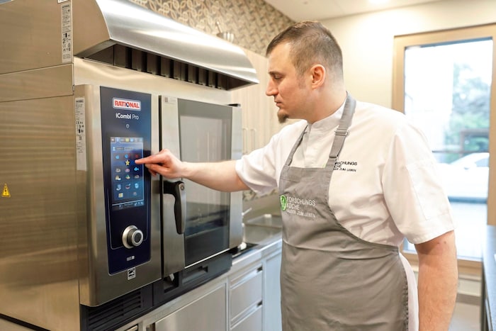 David Martinez beim Bedienen der hochmodernen Küchengeräte der Forschungsküche.