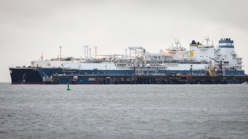 In future, it will be forbidden to tranship Russian liquefied natural gas for transportation to third countries. (Bild: AFP/FOCKE STRANGMANN)