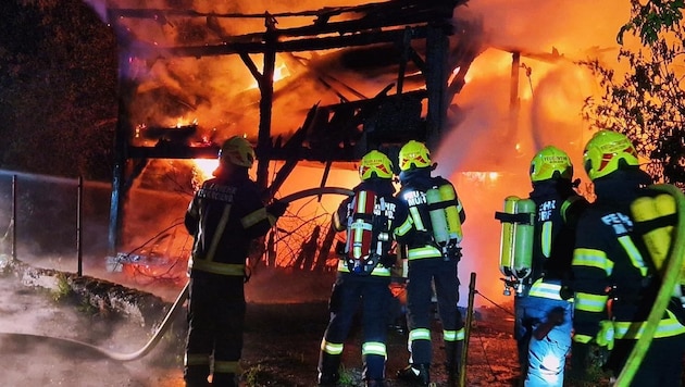 This barn on the town square of Feldkirchen an der Donau (Upper Austria) had burnt down completely on Saturday night. (Bild: FF Bad Mühllacken)