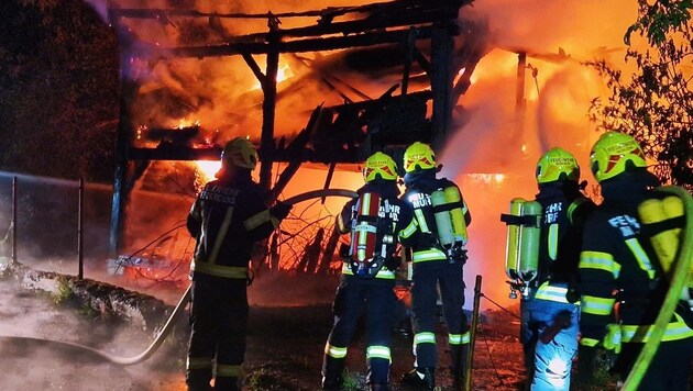 In der Nacht zum Samstag war dieser Stadel am Ortsplatz von Feldkirchen an der Donau (OÖ) völlig abgebrannt. (Bild: FF Bad Mühllacken)