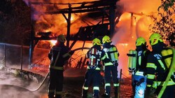 In der Nacht zum Samstag war dieser Stadel am Ortsplatz von Feldkirchen an der Donau (OÖ) völlig abgebrannt. (Bild: FF Bad Mühllacken)