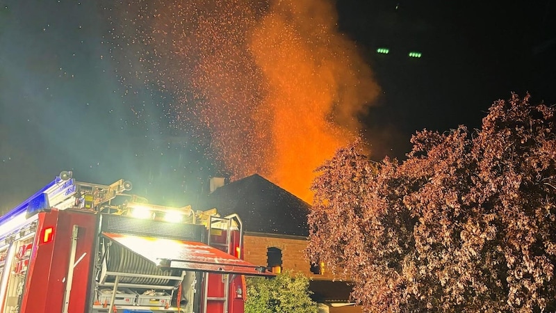 In Feldkirchen stand der Holzstadel neben einer ehemaligen Fleischerei in Flammen (Bild: FF Bad Mühllacken)