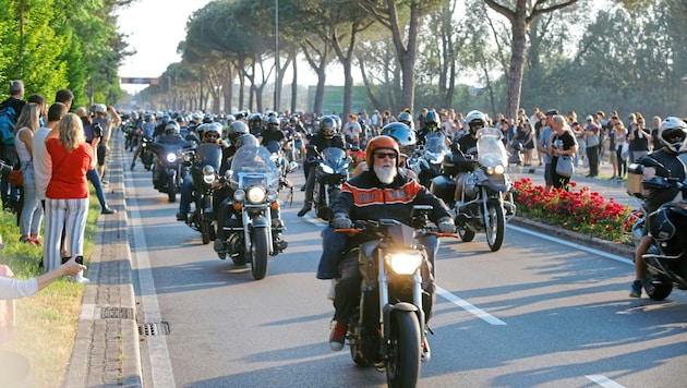Mit rund 120.000 Besuchern zählt das viertägige Motorrad-Event zu einem der wichtigsten in Europa. Die Parade sorgt jedes Jahr für Gänsehaut. (Bild: bikerfest.it/Flash Blesst)