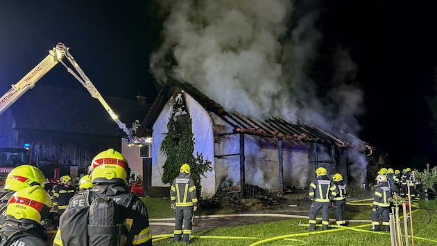 The outbuilding of a farm burned down in Goldwörth (Bild: TEAM FOTOKERSCHI / MARTIN SCHARINGER)