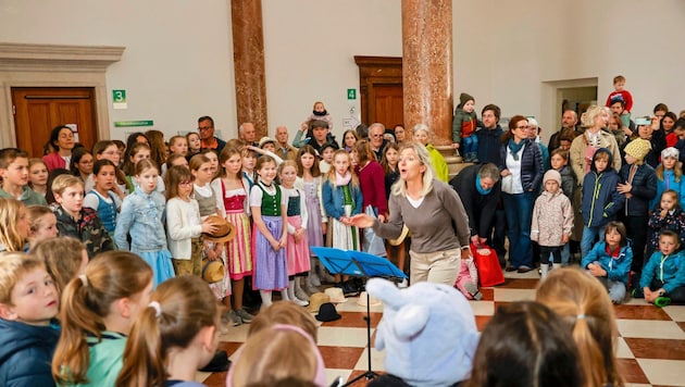 Young choir members from the Leopoldskron-Moos elementary school opened the square concerts in Salzburg's old town (Bild: Markus Tschepp)