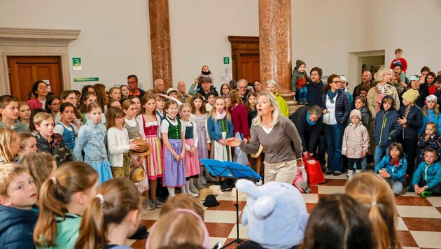 Kleine Chormitglieder der Volksschule Leopoldskron-Moos eröffneten die Platz-Konzerte in der Salzburger Altstadt (Bild: Markus Tschepp)