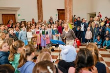Kleine Chormitglieder der Volksschule Leopoldskron-Moos eröffneten die Platz-Konzerte in der Salzburger Altstadt (Bild: Markus Tschepp)