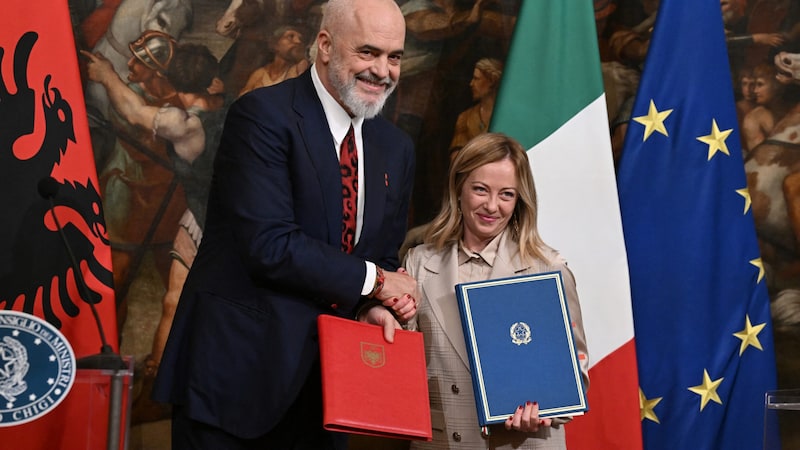 Meloni is convinced of the "Italy-Albania protocol". (Bild: AFP/Tiziana FABI)