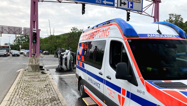 A jármű az ütközés következtében az oldalára borult. (Bild: Berufsrettung Wien)