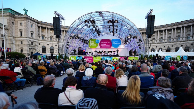 Besucherinnen und Besucher des Fests der Freude in Wien (Bild: APA/Eva Manhart)