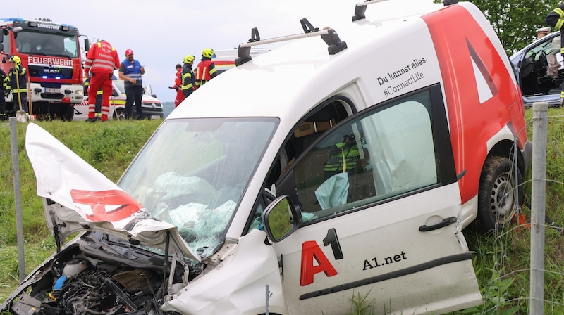 Der Kastenwagen, der frontal gerammt worden war, wurde über eine Böschung geschleudert (Bild: Lauber/laumat.at Matthias)