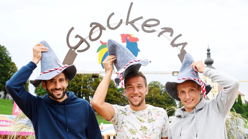 Mike Novak (li.) mit Mario Leitgeb und Marcel Ritzinger beim Gackern in St. Andrä. (Bild: F. Pessentheiner)