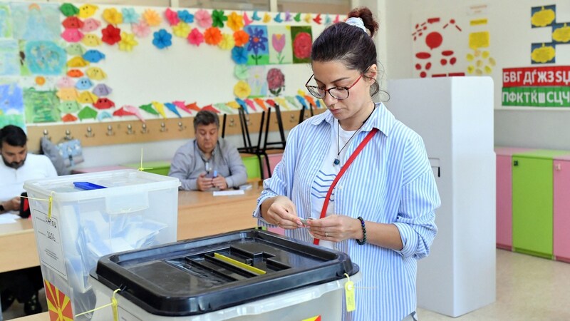 Wahlhelferin und Wahlhelfer (Bild: AFP)