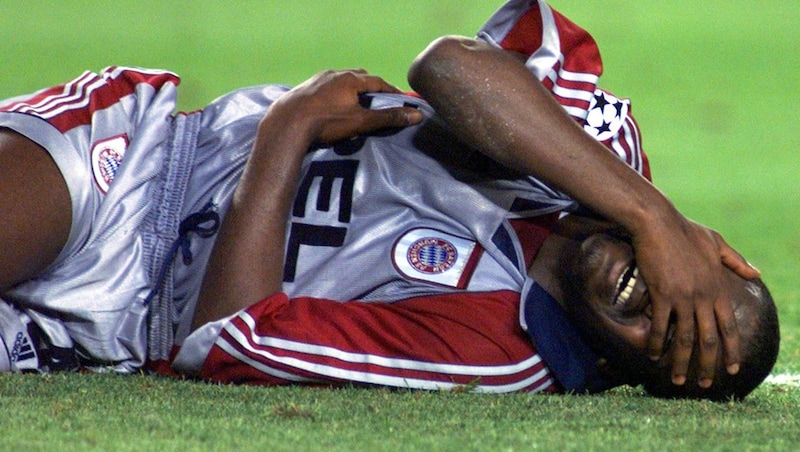 Sinnbild für 1999: Bayern-Verteidiger Sammy Kouffour am Boden (Bild: AP)