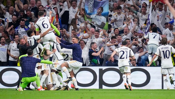 Sieg nach Doppelschlag: Die Real-Spieler wissen vor lauter Freude nicht, wohin mit der Emotion.