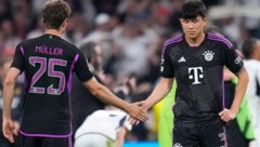 Thomas Müller schlägt mit Kim ab. (Bild: AP)