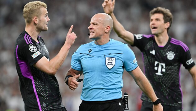 Bayern defender Matthijs de Ligt, referee Szymon Marciniak and Bayern veteran Thomas Müller (Bild: picturedesk.com/Peter Kneffel / dpa / picturedesk.com)