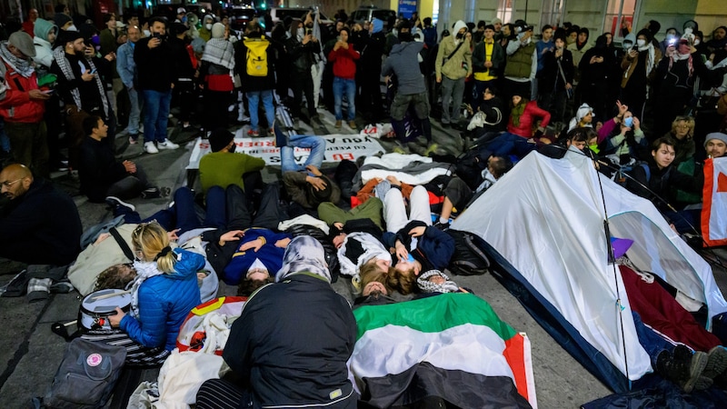 Protestler hatten seit Montagabend auf dem Uni-Campus im Alten AKH in Wien ein Zeltcamp errichtet. (Bild: APA/MAX SLOVENCIK)