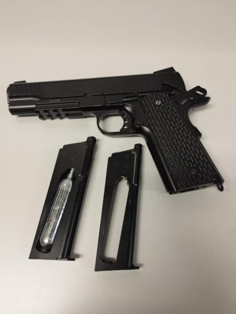 Die Waffe samt Munition soll die Mutter im Internet bestellt und anschließend ihrem Sohn übergeben haben.  (Bild: LPD Wien)